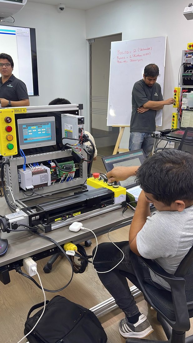 Servomotores WECON con PLC y HMI WECON